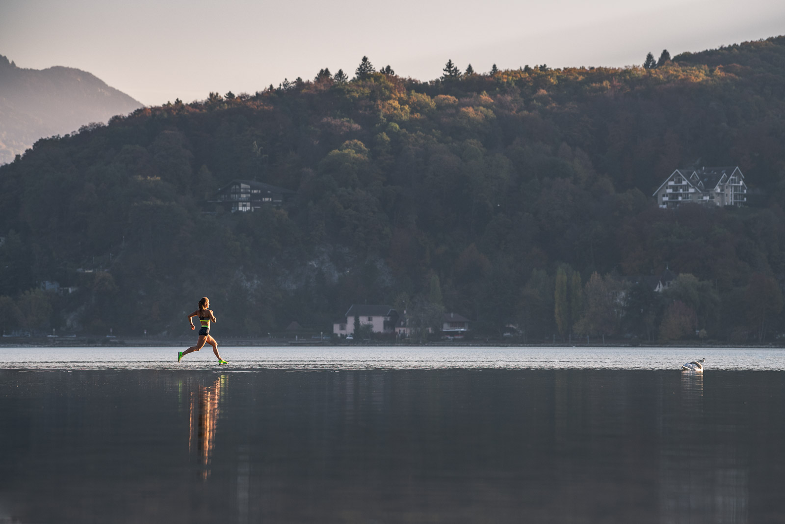 Une femme courant sur le Lac d'Annecy