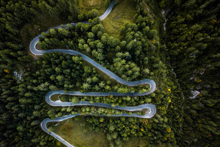 Vue aérienne sur les lacets du col routier de Vrsic, Slovénie. Format paysage.