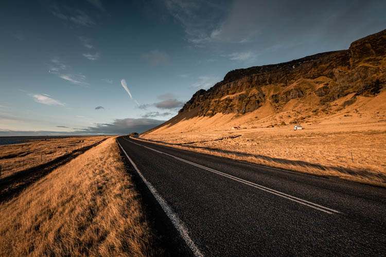 La route n'1 fait tout le tour de l'île, offrant des perspectives uniques, Islande. Format paysage.
