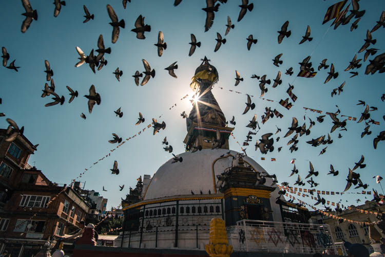 Une stupa dans un quartier du centre de Kathmandou, Népal. Format paysage.