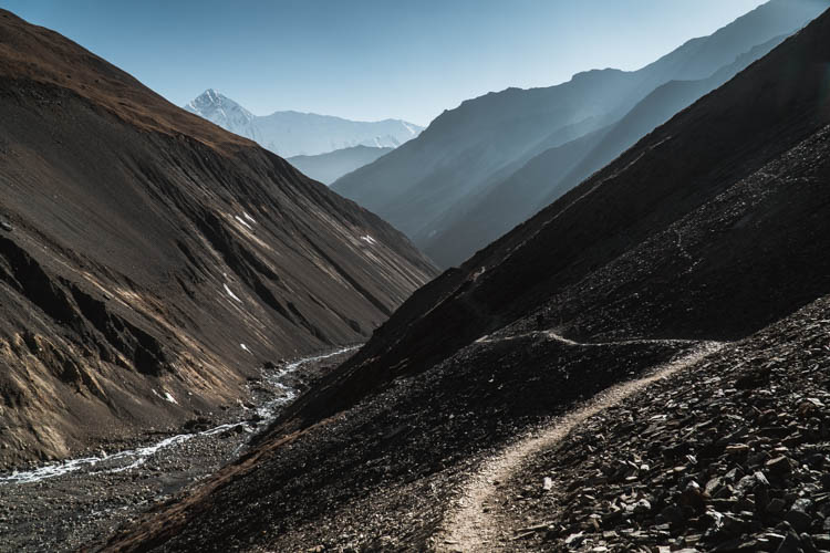 Chemin de trek à plus de 4500m d'altitude dans le massif des Annapurnas, Népal. Format paysage.