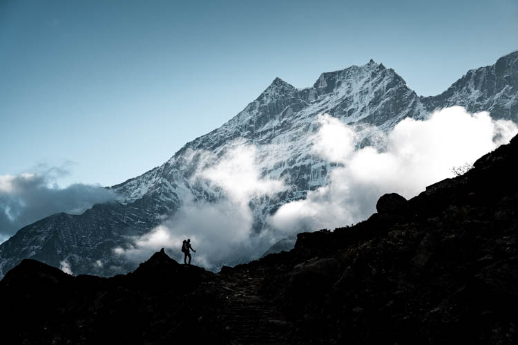 Randonneur en ombre chinoise sur un sentier de trek dans la région de l'Everest, Népal. Format paysage.