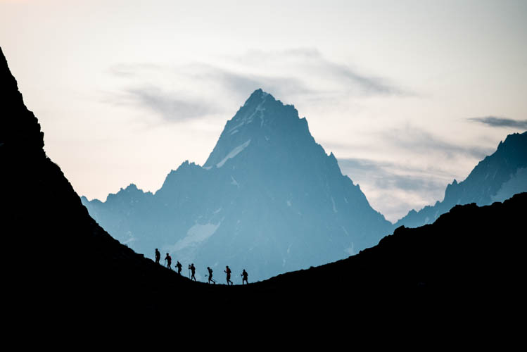 Groupe de coureurs de la course du 80km du Mont-Blanc, France Format paysage