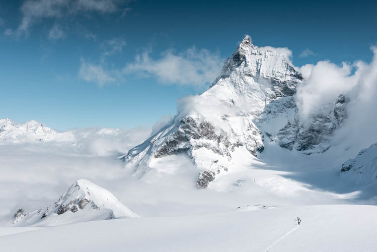 Skieurs de randonnée au pied du mythique Cervin, Suisse. Format paysage.