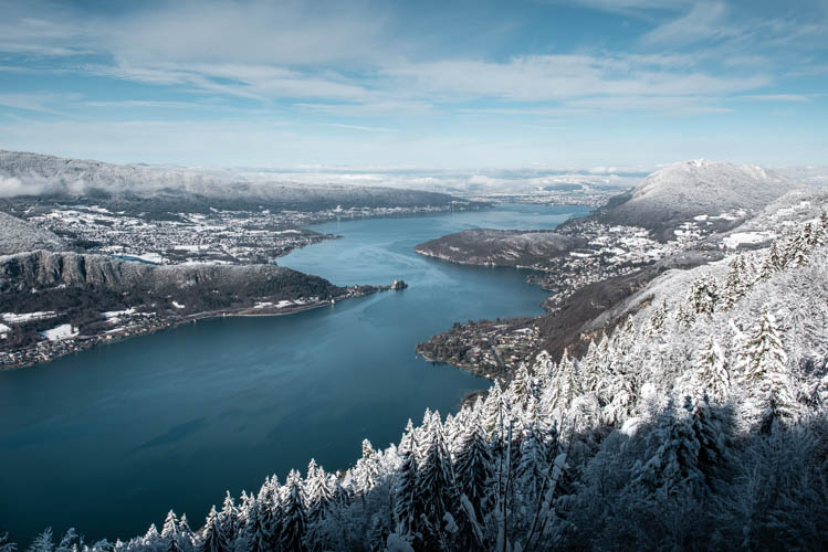Lac d'Annecy enneigé au coeur de l'hiver depuis le Col de la Forclaz, France. Format paysage.