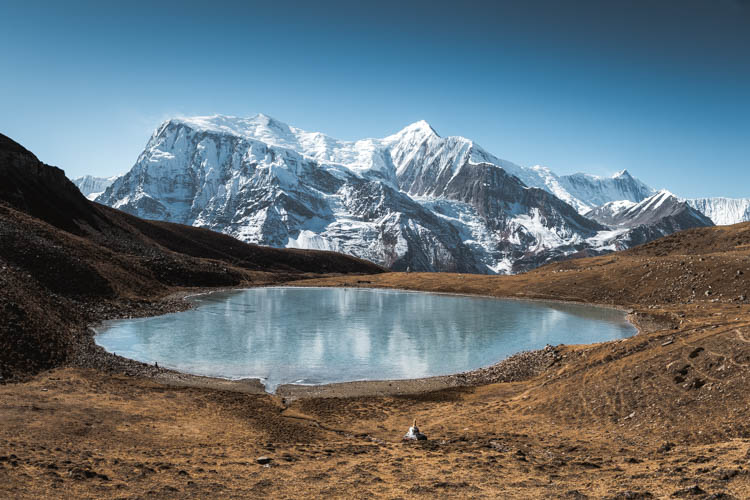 Le Ice Lake (4600m) et la chaîne des Annapurnas, Népal. Format paysage.