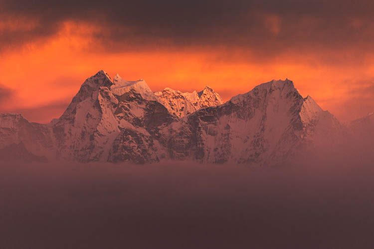 Fenêtre temporaire sur un ciel de feu depuis le Gokyo Ri, Népal Format paysage