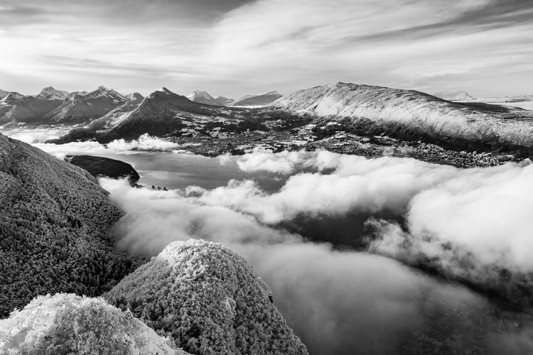 Première offensive hivernale sur le lac d'Annecy depuis le sommet du Mont-Veyrier, France