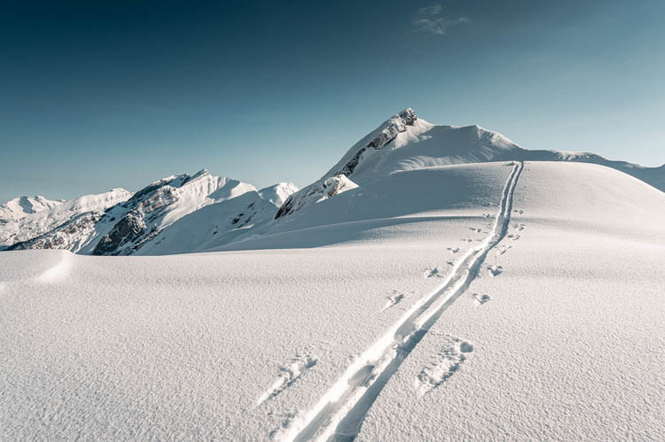 Trace indélébile laissée par un skieur de randonnée au Mont Charvin dans le Massif des Aravis (France)... jusqu'à la prochaine chute de neige !
